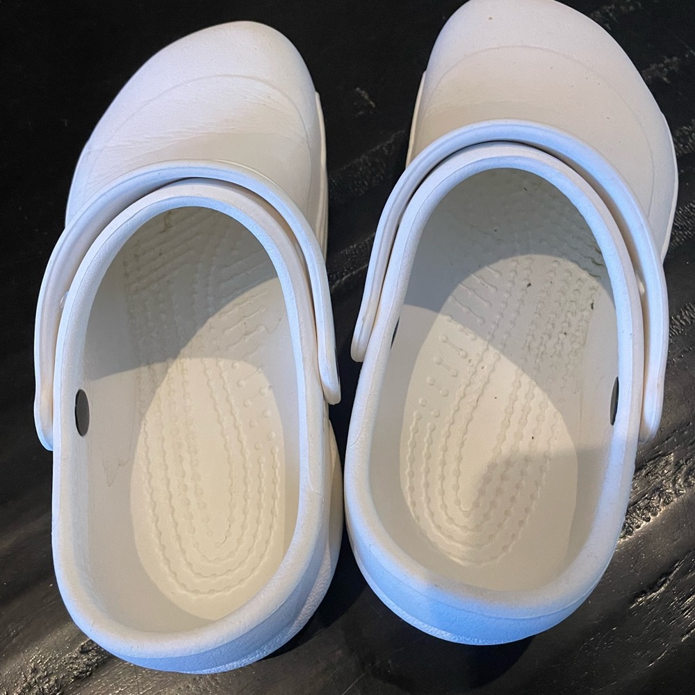 White medical crocs size 7 women’s closed toes